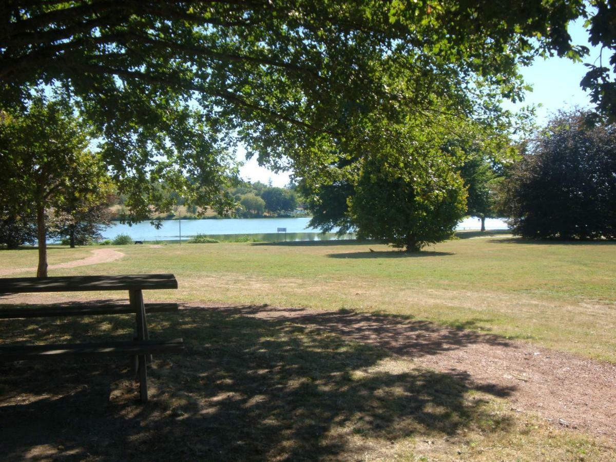 Studios Etape Du Lac Bourbon-Lancy Bagian luar foto